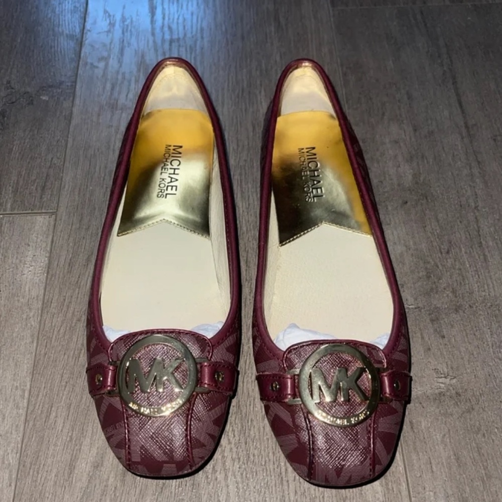 FAIRLY NEW MICHAEL KORS FLATS